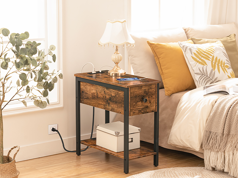 Enn Dësch mat Opluedstatioun, schmuel Säit Table mat Tirang, USB Ports a Kraaft Outlet, Nuetsstand fir kleng Plazen, Wunnzëmmer, Schlofkummer, stabil a robust, rustikal brong