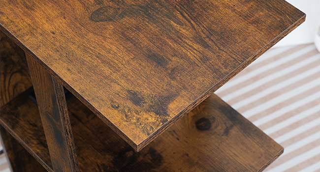 Nuetsstand mat Opluedstatioun, 3 Tier End Dësch mat USB Ports an Outlets, schmuel Säit Tabelle mat Späichere Stol, Kleng Sofa Bettplaz fir kleng Plazen, Schlofkummer, rustikal brong