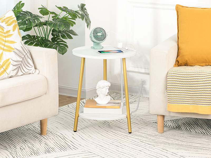 Mesa auxiliar con estación de carga, 2-Estantes de madera laterales redondos con niveles, Pequeño acento dorado moderno para sala de estar y dormitorio, Espacios, Blanco y