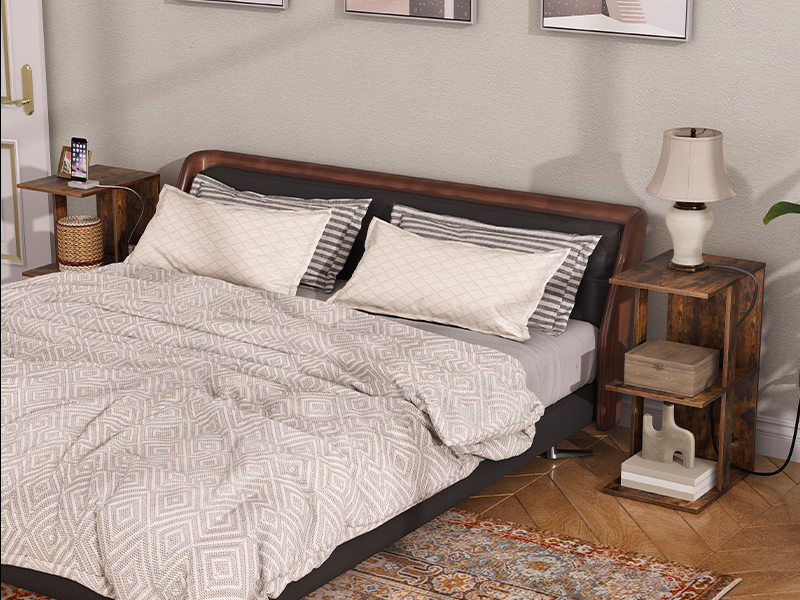 Nuetsstand mat Opluedstatioun, 3 Tier End Dësch mat USB Ports an Outlets, schmuel Säit Tabelle mat Späichere Stol, Kleng Sofa Bettplaz fir kleng Plazen, Schlofkummer, rustikal brong