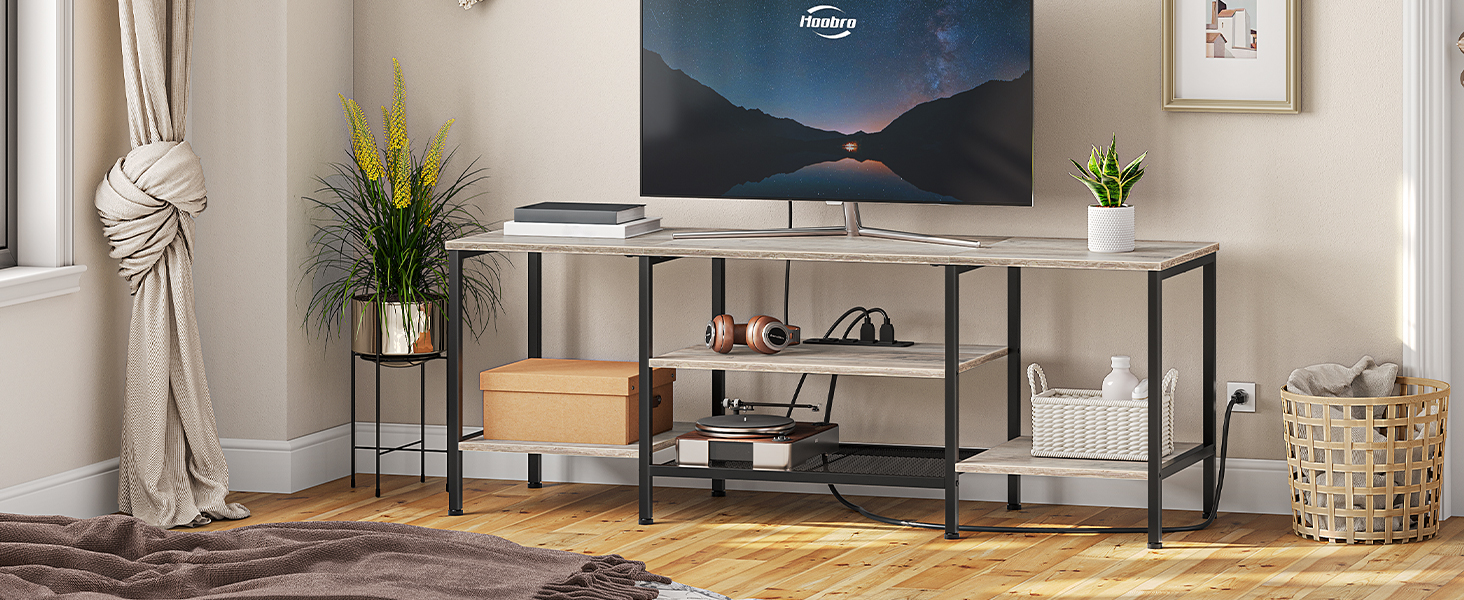 Harmaa televisiojalusta, jossa on voimanpoistot 65 tuumaa, TV -konsolipöytä avoimilla säilytyshyllyillä kaappi, Teollisuusmediaviihdekeskus olohuoneen makuuhuoneeseen, Greige ja musta