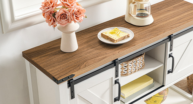 46" parasztház bejárati asztal tárolóval, Keskeny konzolasztal nyitott polcokkal és 2 szekrény, kanapéasztal csúszó istálló ajtókkal, a folyosóra, nappali, Fehér és dió