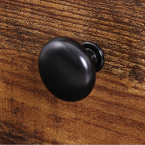 Puinen yöpöytä, Puupeitteinen pöytä kytkevällä ovella, Sivupöytä pieniin tiloihin, Puinen ilmeen aksenttipöytä, Vakaa ja tukeva rakenne, Maalaismainen ruskea