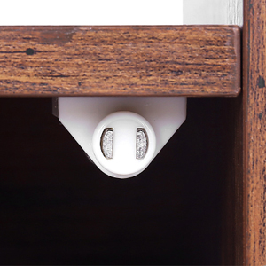 Puinen yöpöytä, Puupeitteinen pöytä kytkevällä ovella, Sivupöytä pieniin tiloihin, Puinen ilmeen aksenttipöytä, Vakaa ja tukeva rakenne, Maalaismainen ruskea