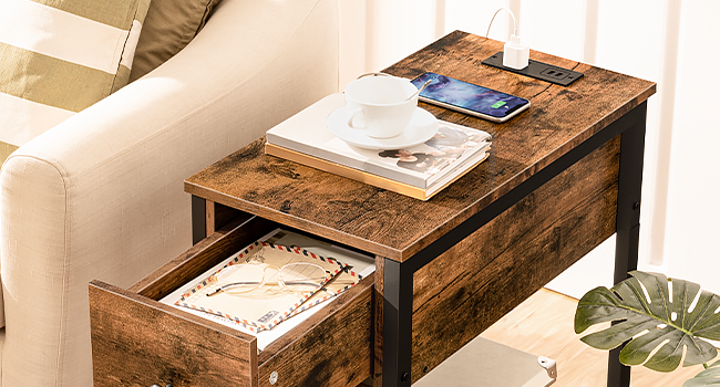 Enn Dësch mat Opluedstatioun, schmuel Säit Table mat Tirang, USB Ports a Kraaft Outlet, Nuetsstand fir kleng Plazen, Wunnzëmmer, Schlofkummer, stabil a robust, rustikal brong