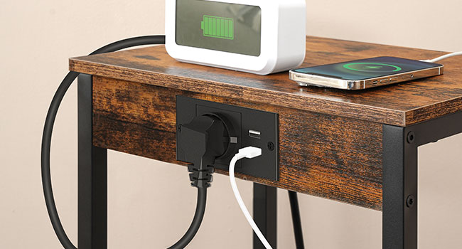 приставной столик с зарядной станцией