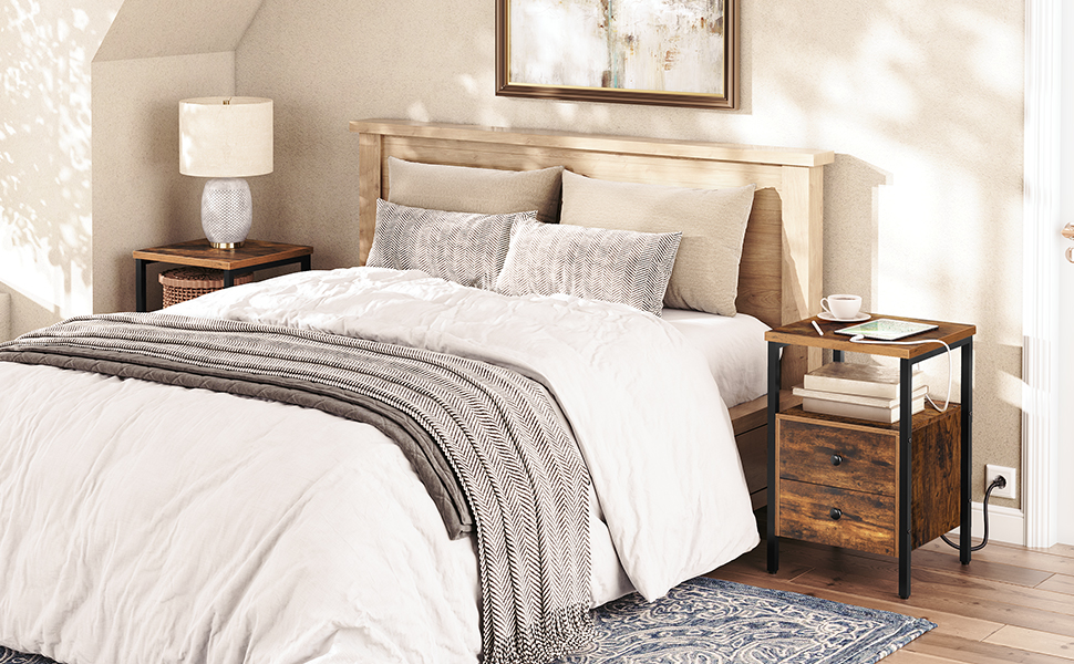 Bijzettafel met laadstation en USB-poorten, Bijzettafel met lades en opbergplank, Set van 2, Nachtkastje voor kleine ruimtes, Woonkamer, Rustiek bruin