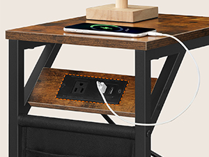 Table de bout en forme de C avec station de recharge, Table d'appoint de canapé avec sac de rangement, Table d'appoint Snack pour petits espaces, Armature en métal, pour le salon, Chambre à coucher, Brun rustique et noir