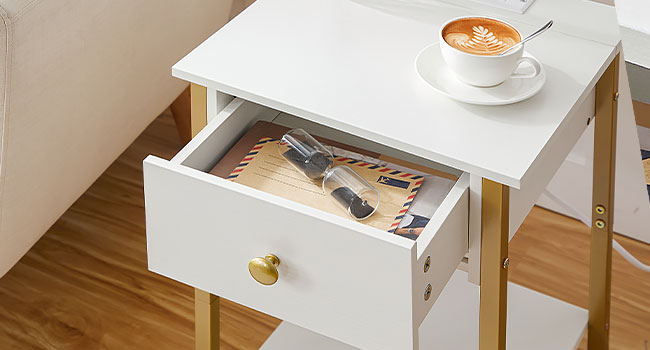 Mesita de noche con estación de carga, Mesa auxiliar con puertos USB, Mesa auxiliar con cajón y estante de almacenamiento, Mesita de Noche para Espacios Pequeños y Dormitorio, Blanco y dorado