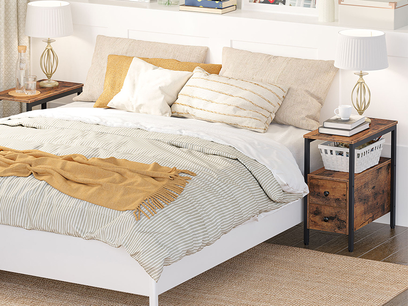 Boční stůl postele, Úzký židle se zásuvkou a otevřenou úložnou policí, Noční stojan pro malé prostory, stabilní a robustní konstrukce, Dřevěný vzhled přízvuku nábytek, Rustikální hnědá a černá