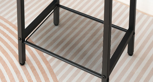 Sivupöytä latausasemalla, Puhelinpöytä korkealla verkkosyllyllä, Kapea sänkypöytä, jossa pistorasia olohuoneeseen, Makuuhuone, Vintage ruskea ja musta