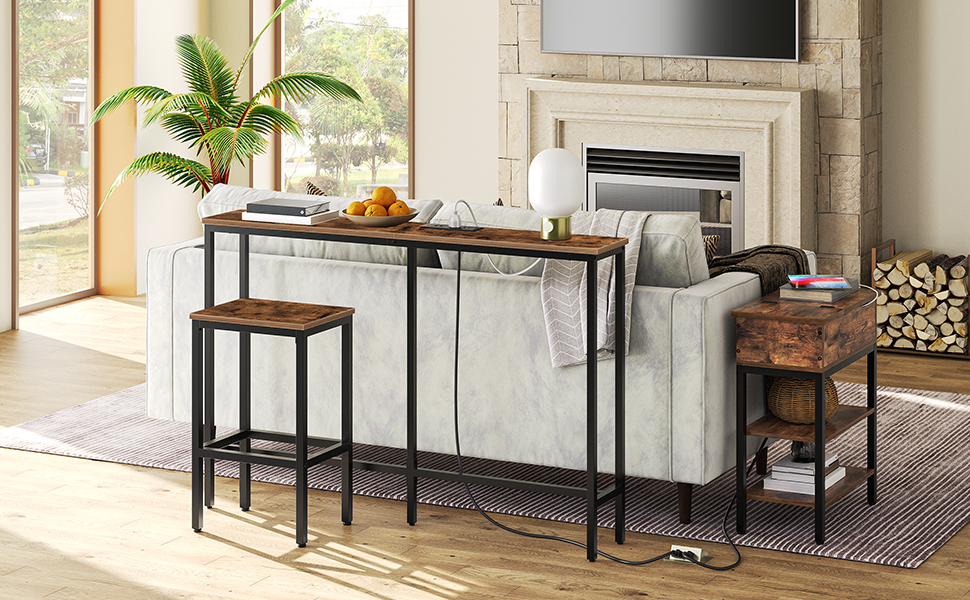 hinter dem Couchtisch