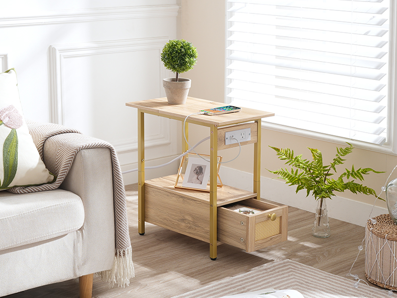 Stolik końcowy ze stacją ładującą, Wąski stolik boczny z szufladą i portami USB & Gniazdka elektryczne, Stoliki nocne z szafką nocną do małych pomieszczeń, Sypialnia, Salon, Biały dąb i złoto