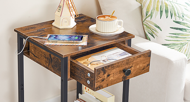 koncový stolík s nabíjacou stanicou