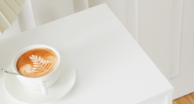 comodino con stazione di ricarica