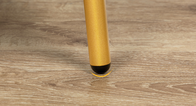 Mesa auxiliar con estación de carga, 2-Estantes de madera laterales redondos con niveles, Pequeño acento dorado moderno para sala de estar y dormitorio, Espacios, Blanco y