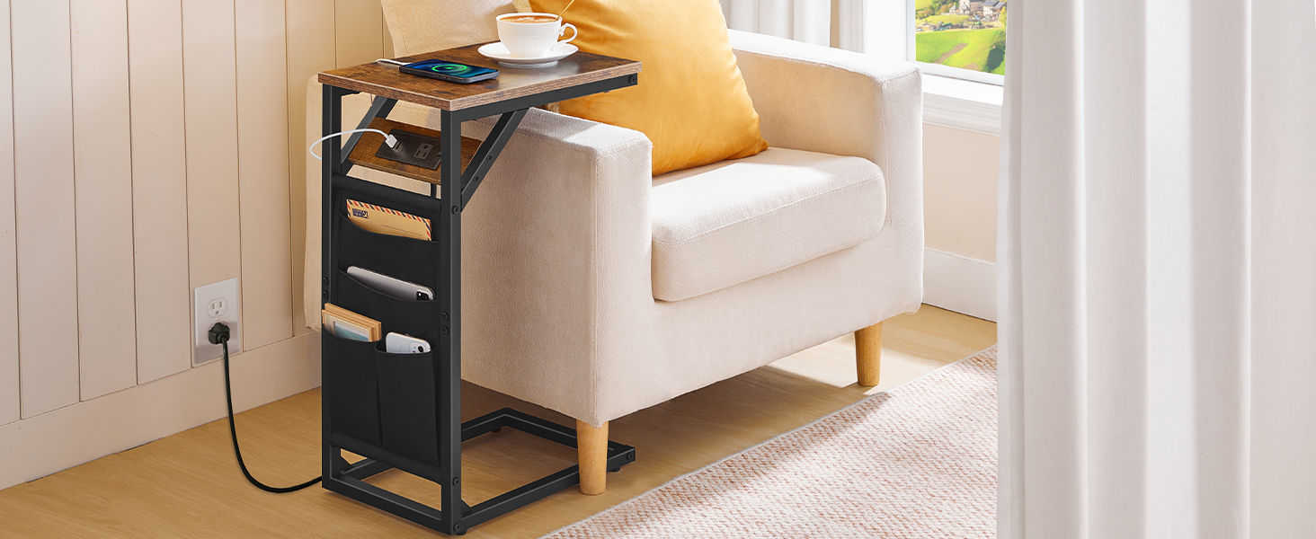 Table de bout en forme de C avec station de recharge, Table d'appoint de canapé avec sac de rangement, Table d'appoint Snack pour petits espaces, Armature en métal, pour le salon, Chambre à coucher, Brun rustique et noir